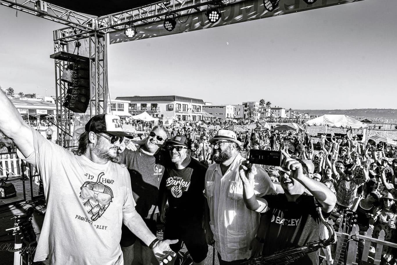 The band Barley on the beach